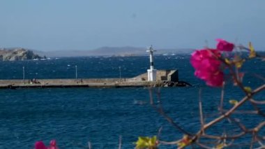 Deniz feneri, Mykonos 'taki deniz tarihini temsil eden tarihi bir simge. Dik bir tepenin tepesinde deniz manzarası ve Yunanistan 'da gün batımı sunan deniz feneri.