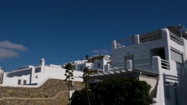 Yunanistan Mykonos Adası 'ndaki Mykonos adasındaki beyaz evler Yunanistan' ın Kiklad kentinde beyaz ve mavi evleri bulunan Mykonos adası sokak manzaralı