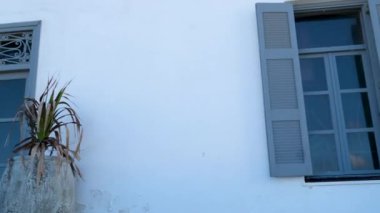 Yunanistan Mykonos Adası 'ndaki Mykonos adasındaki beyaz evler Yunanistan' ın Kiklad kentinde beyaz ve mavi evleri bulunan Mykonos adası sokak manzaralı