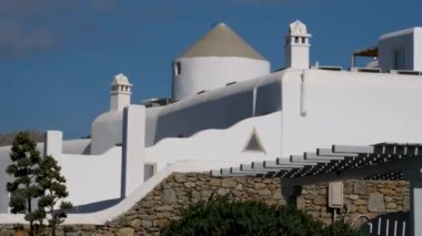 Meşhur yel değirmenleriyle Mykonos kasabası manzarası ve yaz günü tekneleri ve yolcu gemisi olan liman manzarası. Mykonos, Cyclades adaları, Yunanistan. Kamera tavasıyla