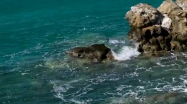 Yunanistan Mikonos Atlantik Okyanusu 'nun güçlü dalgaları. Atlantik Okyanusu 'nun dalgaları ve kayaları. Güzel deniz manzarası. Atlantik mavisi okyanus manzarası ve dev dalgalar çarpışıyor. 