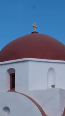 Yunanistan Mykonos Tuval Sanat Kırmızı Kubbesi ve Yunan Ortodoks Kilisesi 'nin Çan Kulesi, yazan Zoe Schumacher