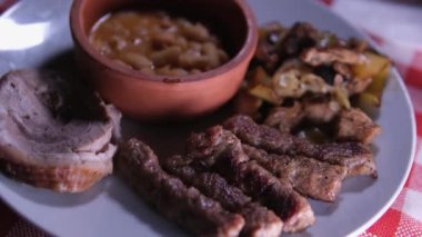 Beyaz tabakta kızarmış et, balzamik sirke, yeşil fasulye ve roka. Tabak. Sığır eti. Pişirilmiş. Biftek. Kızarmış. Lezzetli. Bulaşık. Kızartma. - Öğle yemeği. Kızarmış. Salata. Gurme. Organik fasulye ve et