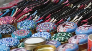 İnsanlar seramik tabak, sofra takımı ve satılan sürahileri Vilnius 'taki Paskalya pazarından alıyorlar. Arnavutluk 'un geleneksel el sanatları fuarları her Mart ayında Eski Kent sokaklarında düzenleniyor.