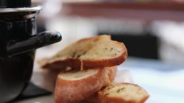 Krema soslu midyeli tencere ve sarımsak ve baharatlı lezzetli ekmek. Lokanta masası. 