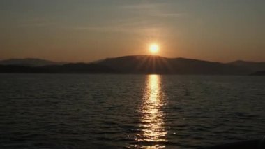 Dalgalı deniz plajı ve günbatımı gökyüzü soyut arka plan. Doğa ve yaz konsepti. deniz batımı