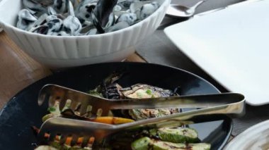 Krem soslu komedi, sebze ızgarası, ekmek ve Carbonara soslu restoran yemeği. Carbonara Makarnası