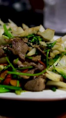 Sebzeli baharatlı kalamar salatası aperatif Tayland yemeği füzyonu Sıcak Baharat oyulmuş havuç yan görüntüsü. Etli sıcak salata.