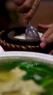 Ev yapımı otantik miso çorbası, kombu dashi, tofu, wakame deniz yosunu ve soğanlı. Masa dönüşü. Asya çorbası