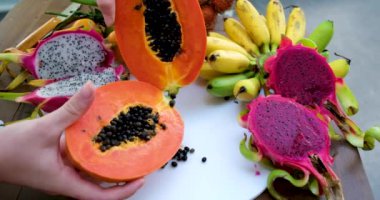 Turuncu üzerine Papaya meyvesi, sarı arka plan. Yarım taze organik Papaya egzotik meyve tasarımı, yakın plan. Üst manzara, taze meyveler döner zemin