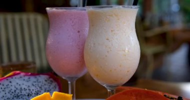Cama pembe böğürtlen suyu döküyorum. Sağlıklı yaz içeceği, dutlu milkshake veya smoothie