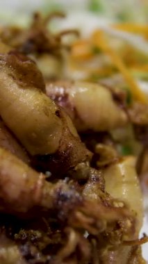  Tayland sokak yemeklerinde kızarmış kalamar yumurtası Tayland yerel yemeği. Kızarmış kalamar lahana salatası