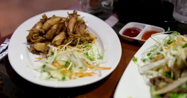  Tayland sokak yemeklerinde kızarmış kalamar yumurtası Tayland yerel yemeği. Kızarmış kalamar lahana salatası
