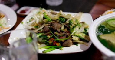 Sebzeli baharatlı kalamar salatası aperatif Tayland yemeği füzyonu Sıcak Baharat oyulmuş havuç yan görüntüsü. Etli sıcak salata.
