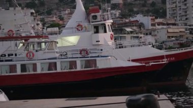 Su yatındaki gemiler, Ege derin denizi Arnavutluk 'ta düşük hızda seyreden ahşap güverteli güzel, modern süper yatlar. Arnavutluk 11.26.2024