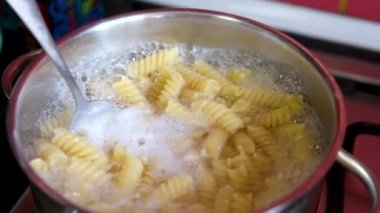 Kaynayan Makarna Pişiren Sıcak Su Tenceresi