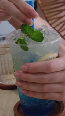 Limonata ve naneli limonata yapmak. Dikey ağır çekimde. Gözlüklü limonata..