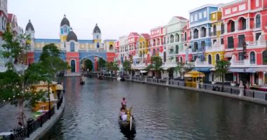 Program sanatçıları ada gondollarındaki renkli parlak cadde palyaço performansı soytarıları Grand World, phu Quoc Island, Vietnam 11.27.2024