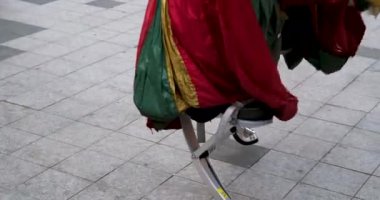 Palyaçolar gösteri sanatçıları adanın renkli parlak caddeleri gondol palyaço performans soytarıları Grand World, phu Quoc Island, Vietnam 11.27.2024