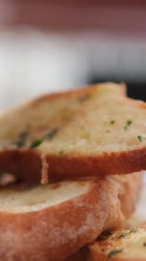 Krema soslu midyeli tencere ve sarımsak ve baharatlı lezzetli ekmek. Lokanta masası. 