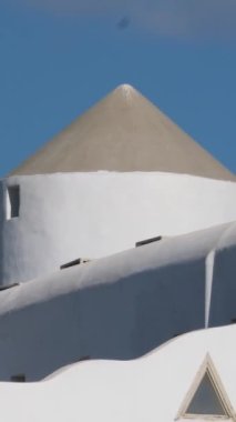 Yunanistan Mykonos Adası 'ndaki Mykonos adasındaki beyaz evler Yunanistan' ın Kiklad kentinde beyaz ve mavi evleri bulunan Mykonos adası sokak manzaralı