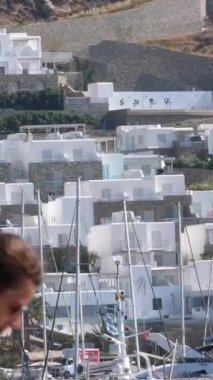 Yunanlılar şehir turistlerinin gerçek hayatı güneşli bir günde liman teknelerini gezmek Yunanistan turu Mykonos 11.24.2024