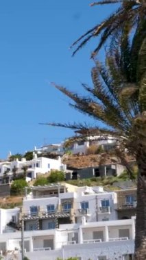 Meşhur yel değirmenleriyle Mykonos kasabası manzarası ve yaz günü tekneleri ve yolcu gemisi olan liman manzarası. Mykonos, Cyclades adaları, Yunanistan. Kamera tavasıyla