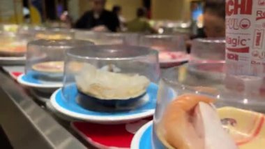 Vietnam büfesi, Hoi 'de Vietnam' da bir markette taze bahar böreği ve Vietnam yemeği yiyor..