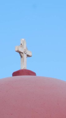 Yunanistan Mykonos Tuval Sanat Kırmızı Kubbesi ve Yunan Ortodoks Kilisesi 'nin Çan Kulesi, yazan Zoe Schumacher