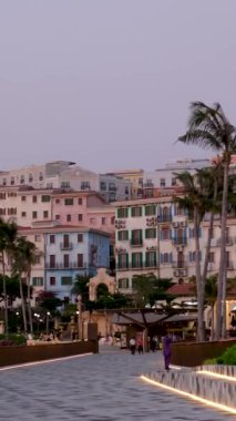 Kiss Köprüsü 'nün Sunset Town, Phu Quoc, Vietnam' a yaklaşımı, ziyaretçiler toplanırken okyanus ve günbatımı aydınlığı ile. Öpüşme Köprüsü Vietnam