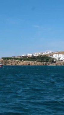 Yunanistan Mykonos Adası 'ndaki Mykonos adasındaki beyaz evler Yunanistan' ın Kiklad kentinde beyaz ve mavi evleri bulunan Mykonos adası sokak manzaralı