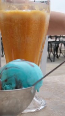 Buzlu taze portakal suyu. Sağlıklı içecek içecekler. portakal suyu buzu