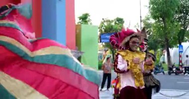 Palyaçolar gösteri sanatçıları adanın renkli parlak caddeleri gondol palyaço performans soytarıları Grand World, phu Quoc Island, Vietnam 11.27.2024