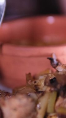 İnsan, restoran ve eller et kesmek için ya da kümes hayvanları yemek için, güzel yemekler ve sosyal etkinlikler için. Kapanış, bıçak, çatal, çatal ve çatal bıçak. Tüketim ve akşam yemeği için yemek hazırlanıyor..