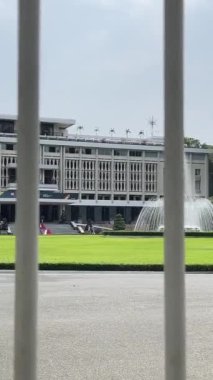 Bağımsızlık Sarayı ya da Yeniden Birleştirme Sarayı 'nın ön perspektifi olan Dinh Doc Kucak, öğleden sonra mimarlar tarafından ana halk simgesi olarak tasarlanmıştır. Ngo Viet Thu