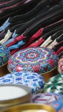 İnsanlar seramik tabak, sofra takımı ve satılan sürahileri Vilnius 'taki Paskalya pazarından alıyorlar. Arnavutluk 'un geleneksel el sanatları fuarları her Mart ayında Eski Kent sokaklarında düzenleniyor.