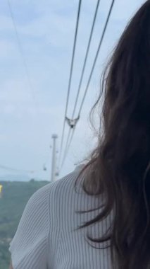 Avrupa şehir kopyası geliştiriliyor. Muhteşem bir tatil yeri, Kien Giang vilayeti. Günbatımı Kasabası Vietnam Phu Quoc. teleferik Avrupalı kız gezgin