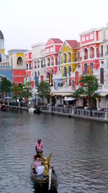 Program sanatçıları ada gondollarındaki renkli parlak cadde palyaço performansı soytarıları Grand World, phu Quoc Island, Vietnam 11.27.2024