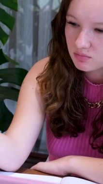 Acı bir tat. Kız tatsız meyveler yiyor. Acı, tatsız, biçimsiz yüz dalgaları. Bilgisayar ödevinde el işi.