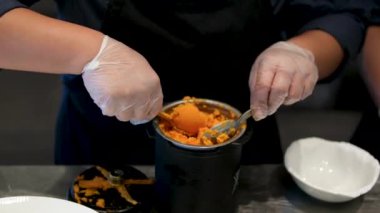 Kremalı turuncu pasta, yakın plan kremalı tatlı. Badem dacquoise, ahududu karışımı, karamelli fındıklı çıtır tabaka ve ahududu tozu, acı çikolataya dayalı krema..