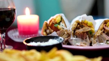 Sebzeli Yunan tavuk jiroskopu, patates kızartması ve masada duran tzatziki sosu. üstten görünüm