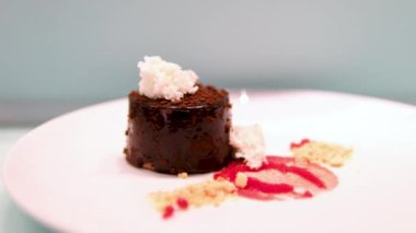 Çikolatalı kek moleküler mutfak parçaları. Lüks restoranda beyaz tabakta güzel dekorasyonlar. yolcu gemisi