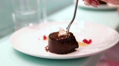 Çikolatalı kek moleküler mutfak parçaları. Lüks restoranda beyaz tabakta güzel dekorasyonlar. Yolcu gemisi. Çatalla ye.