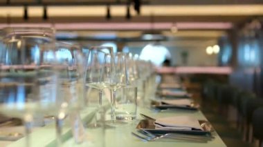 Gözlüklü restoran yolcu gemisindeki jeneratörden hafif elektrik alıyor. Lüks bir restoran, masa gözlüğü tabakları.