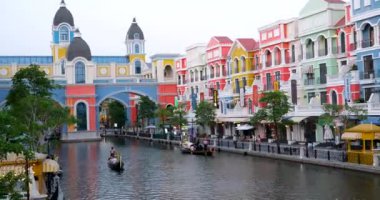 Program sanatçıları ada gondollarındaki renkli parlak cadde palyaço performansı soytarıları Grand World, phu Quoc Island, Vietnam 11.27.2024