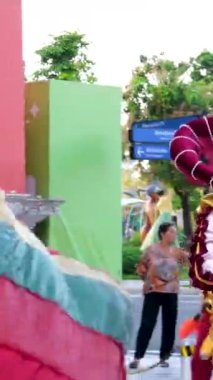 Program sanatçıları ada gondollarındaki renkli parlak cadde palyaço performansı soytarıları Grand World, phu Quoc Island, Vietnam 11.27.2024