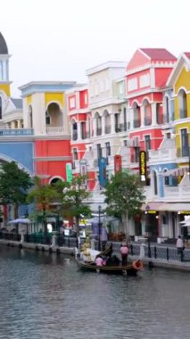 Program sanatçıları ada gondollarındaki renkli parlak cadde palyaço performansı soytarıları Grand World, phu Quoc Island, Vietnam 11.27.2024