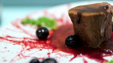 Yolcu gemisinde lüks bir restoranda vişneli, çikolatalı ve lezzetli şuruplu geyik eti, güzel bir sunum. moleküler mutfak.