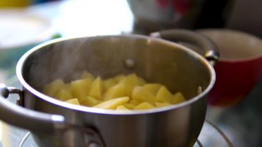 Kaynamış patatesler bir Colander 'a sarılıp Doğal Işığı Kapatılıyor 
