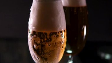 Bira bardağında bira, köpüklü kabarcıklar ve köpüklü bir kafa oluşturur. Bira köpüğü camdan aşağı akıyor. - Evet. Detaylı çekim, makro. Bira, Ekim Festivali kutlamalarının ruhunu yakalıyor. alkollü içecek